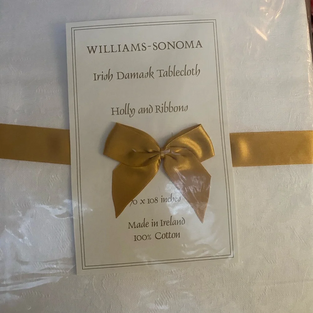 Williams Sonoma Irish Damask Holly & Ribbons Christmas Tablecloth & Six Napkins